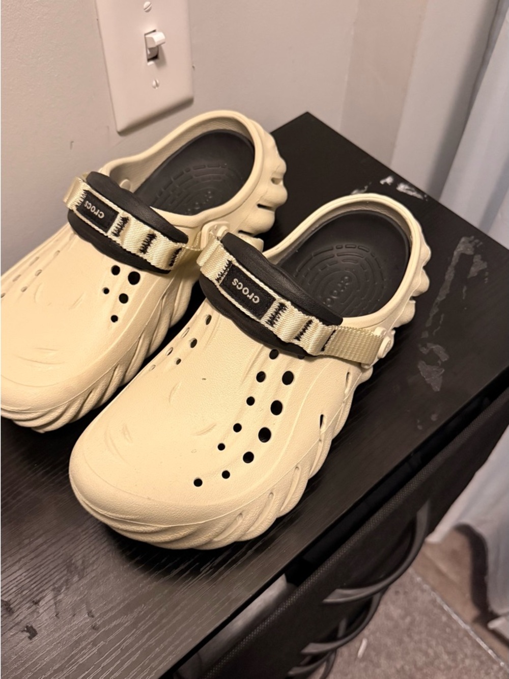 CROCS Echo Clog - Bone/Black